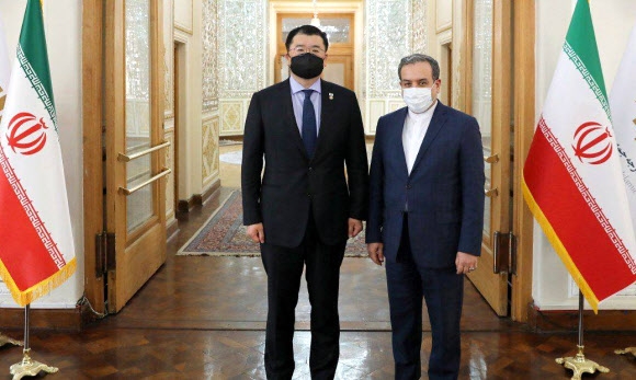 최종건(왼쪽) 외교부 1차관과 세예드 압바스 아락치 이란 외무 차관이 10일(현지시간) 이란 수도 테헤란에서 혁명수비대에 억류된 한국 선원 관련 교섭에 앞서 사진을 촬영하고 있다. 테헤란 EPA 연합뉴스