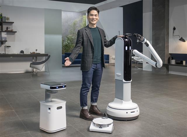 승현준 삼성전자 사장(삼성리서치 소장)이 11일(미국 동부시간) 개막한 ‘CES 2021’ 삼성 프레스 컨퍼런스에서 ‘삼성봇 케어’, ‘제트봇 AI’, ‘삼성봇 핸디’를 소개하고 있다. 삼성전자 제공