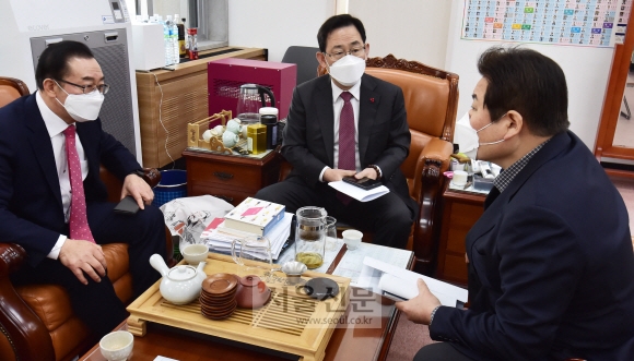 주호영 원내대표가 12일 서울 여의도 국회 본관 238호에서 열린 국민의힘 화상원내대책회의에 앞서 이종배 정책위의장, 정양석 사무총장과 대화를 나누고 있다.2021. 1. 12 김명국 선임기자 daunso@seoul.co.kr