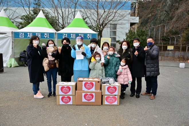 부산 사하구 다대동 롯데캐슬몰운대아파트 주민들은 지난 11일 오후 다대동 임시 선별진료소를 찾아 의료진에게 격려 편지와 물품 등을 전달했다 <부산 사하구 제공> 