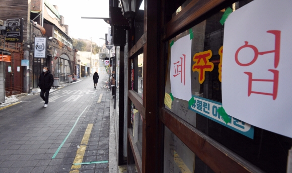 코로나19로 인적이 끊긴 이태원 거리에 폐업을 알리는 안내문이 붙어 있다. 박윤슬 기자 seul@seoul.co.kr