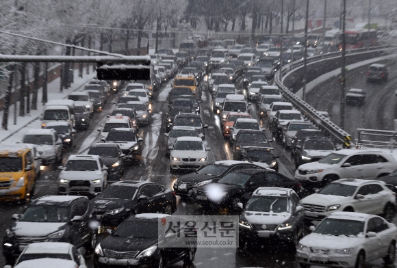 눈이 내린 12일 서울 동작구 이수 교차로 부근 차들이 정체돼 있다. 2021. 1. 12 박윤슬 기자 seul@seoul.co.kr