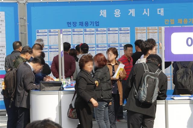 서울 송파구가 2019년 진행한 일자리박람회에서 중장년층들이 적극적으로 구직 정보를 살펴보고 있다. 송파구 제공