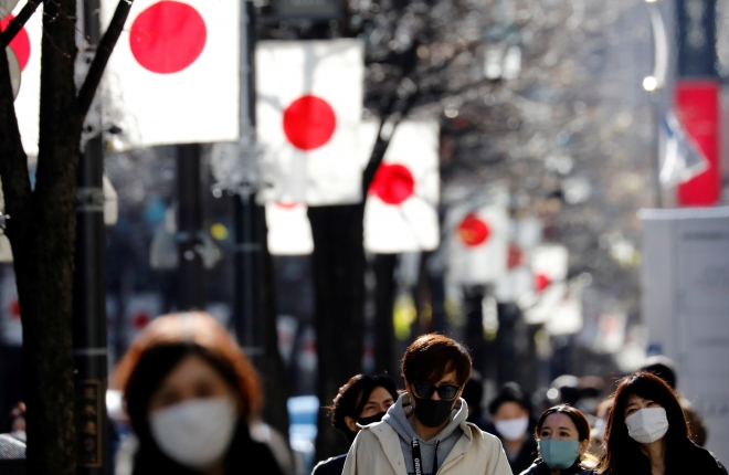 新型コロナウイルス感染症（コロナ19）に対応するため、東京を含む日本の4つの大都市圏で緊急事態が宣言されたため、マスクを着用した東京の通行人は、日曜日に閉鎖された銀座の商店街を通り抜けて車に向かった。  10.持っています。  APニュース聯合