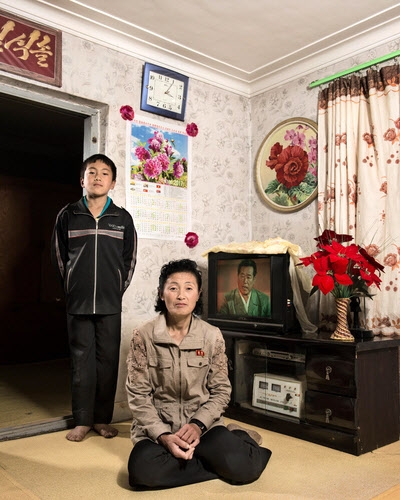 프랑스 사진작가 스테판 글라디외가 북한 평안남도 순천시 인근에 사는 농부의 가정집에서 촬영한 어머니와 아들. 2021.1.13  연합뉴스
