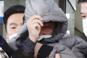 [서울포토] 첫 재판 마치고 법원 나서는 정인이 양부