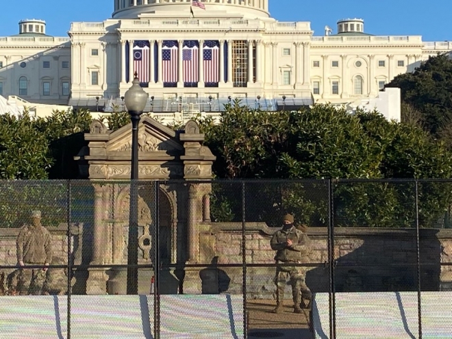 미국 워싱턴DC 국회의사당에서 12일(현지시간) 경비를 서는 주방위군. 서울신문DB