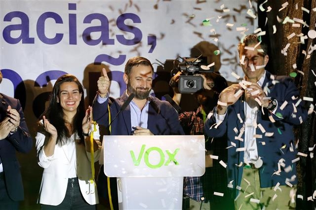 2019년 4월 29일 스페인 극우정당 복스(VOX)의 산티아고 아바스칼 대표가 총선 결과에 환호하고 있다. 스페인은 복스, 급진좌파 정당 포데모스 등이 득세해 다당제를 이뤘다. 마드리드 EPA 연합뉴스
