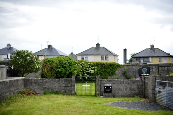 800명의 영아 시체가 매장됐다가 수십년 만인 2014년 발견된 아일랜드 골웨이주 투암의 한 미혼모 시설. 투암 EPA 연합뉴스