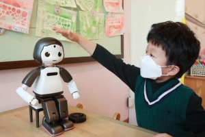 어린이집에 동화 구연 로봇… 디지털 격차 줄이는 관악