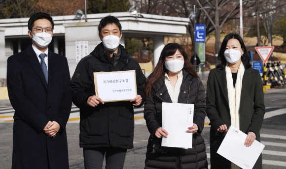 14일 서울중앙지방법원 앞에서 전국카페사장연합회와 변호사들이 정부 상대 10억 원대소장 접수 및 성명서 발표 기자회견을 하고 있다. 2021.1.14 오장환 기자 5zzang@seoul.co.kr