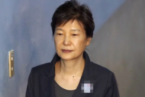 [속보] 박근혜 전 대통령, 코로나19 확진자 밀접접촉…오늘 긴급 검사