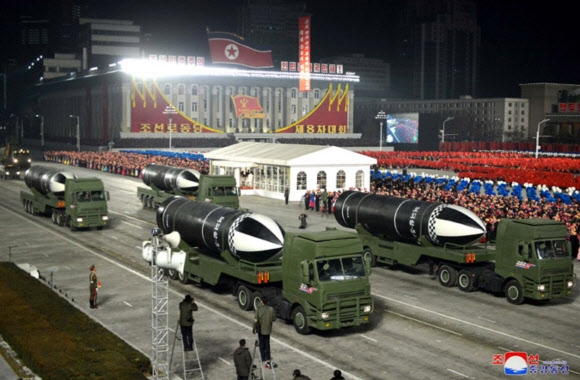 북한이 열병식에서 공개한 신형 추정 SLBM