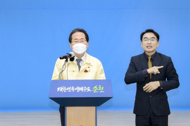 허석 순천시장은 15일 브리핑을 갖고 2026년 들어설 클린업 환경센터 인근 주민들에게 현금을 지원하는 방안을 검토하겠디고 밝혔다.(순천시)