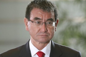 日 고노, 출마 선언…차기 총리 경쟁서 짙어지는 아베 그림자