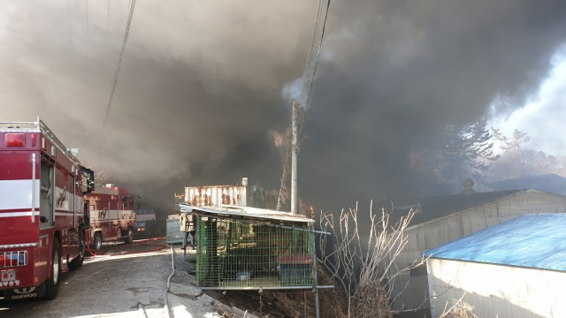 17일 오후 울산 북구에 위치한 경운기 부품 제조업체에서 불이 나 검은 연기가 인근을 뒤덮고 있다. 울산소방본부 제공