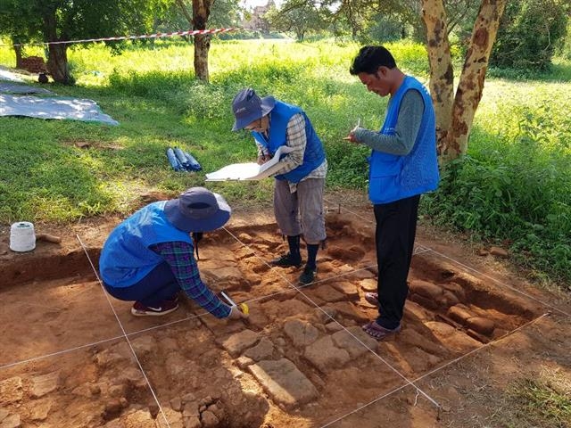 미얀마 바간 파야톤주 사원 발굴 조사 모습.  한국문화재재단 제공