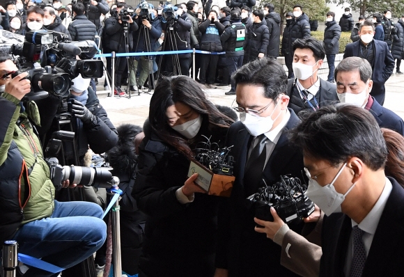 국정농단 사건으로 재판에 넘겨진 이재용(오른쪽 두 번째) 삼성전자 부회장이 18일 서울 서초구 서울고등법원에서 열린 파기환송심 재판에 출석하고 있다. 이 부회장은 이날 징역 2년 6개월의 실형을 선고받고 법정 구속됐다. 박윤슬 기자 seul@seoul.co.kr