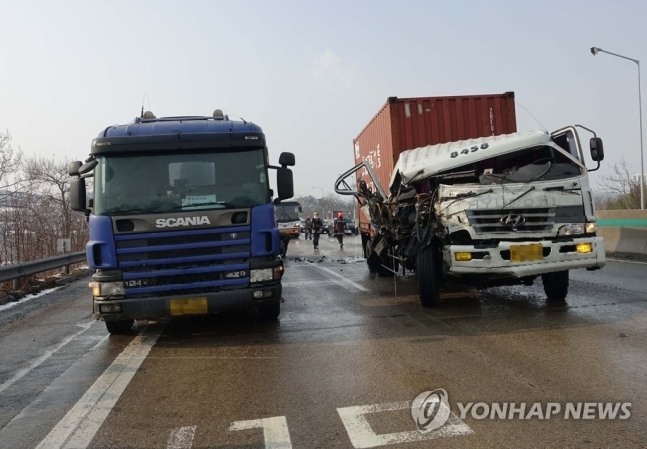 서해안고속도로 35중 교통사고…엄태영 의원도 추돌사고(종합) | 서울신문