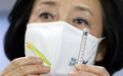박영선 장관, ‘이것이 코로나19 백신주사기 입니다’
