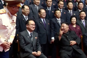 [포토] 김정은, 당 중앙지도기관 구성원들과 기념 촬영