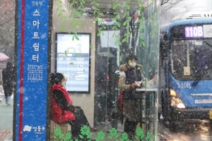 난방 빵빵·살균 든든… 성동의 정류장 ‘스마트쉼터’
