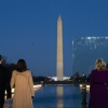 워싱턴 기념비 바라보는 바이든-해리스 당선인 부부