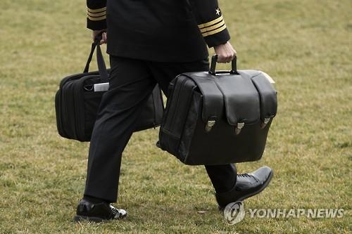 미국 대통령을 항상 따라다니는 핵가방(오른쪽). EPA=연합뉴스