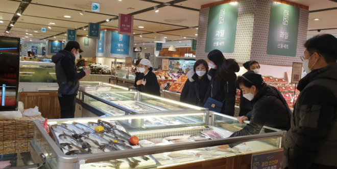 서울 롯데백화점 노원점 지하 특별판매존에서 산천어 특별판매전이 열려 소비자들로붜 호응을 얻고 이다. 행사는 31일까지 연장됐다. 화천군 제공 