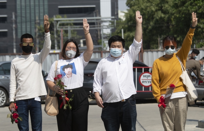 영화 헝거게임처럼 세 손가락을 펴고 군주제 반대 시위를 펴는 태국 반정부 시위대. 방콕 AP 연합뉴스