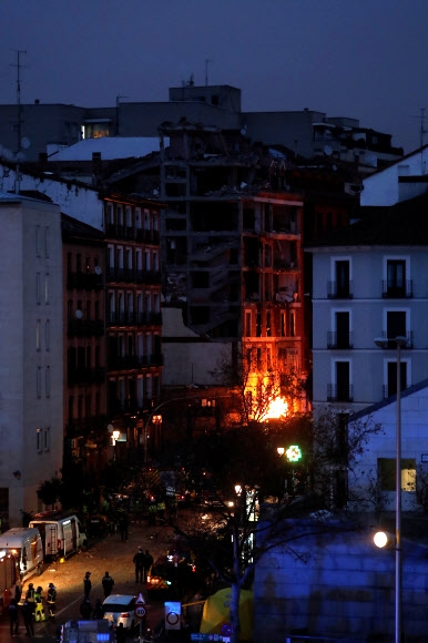 스페인 수도 마드리드 도심의 톨레도 거리에 있는 한 건물에서 20일(현지시간) 가스 누출이 원인으로 추정되는 대규모 폭발 사고가 일어나 건물 내부에서 화재가 번지고 있다. 마드리드 로이터 연합뉴스 