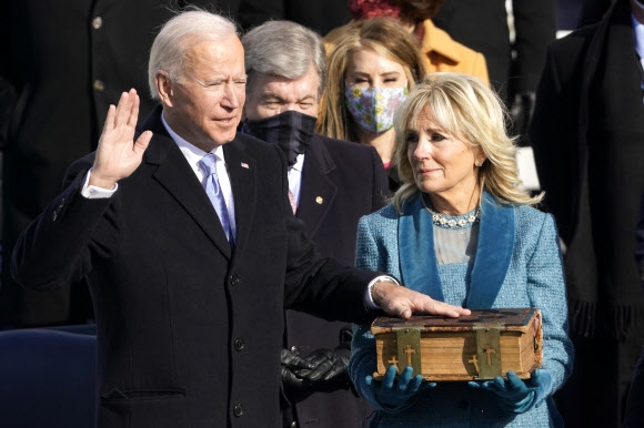 조 바이든 20일(현지시간) 워싱턴에서 열린 미국 대통령이 46대 대통령 취임식에서 취임 선서를 하고 있다. UPI 연합뉴스