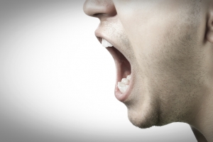 “남자에겐 맞을까봐…” 여성만 골라 침 뱉는 소리낸 20대 집유