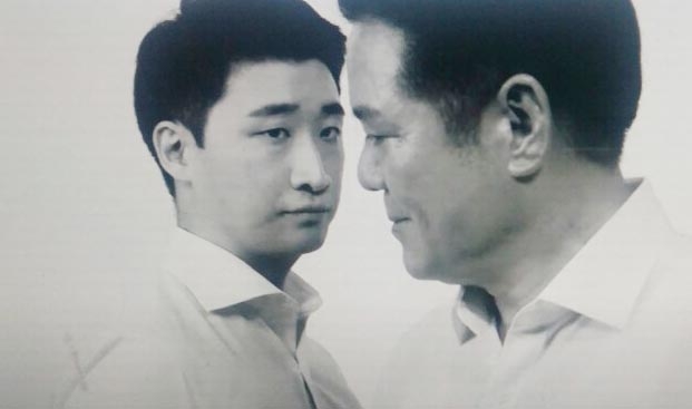 ‘청년도시’ 안양시가 제작한 샷시제조 전문기업 CF를 패러디한 청년정책 홍보 영상 한 장면. 최대호 안양시장(오른쪽)과 공무원들이 출연했다. 안앙시 제공