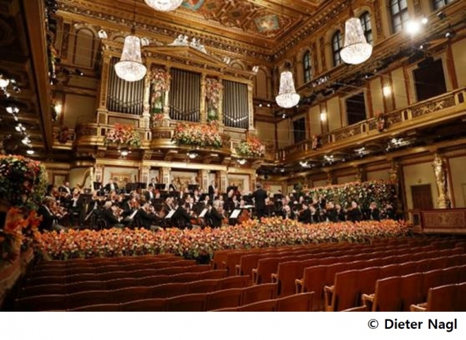 지난 1일(현지시간) 신년 음악회를 가진 빈필하모닉 오케스트라. 코로나19로 역사상 처음으로 무관중으로 공연이 진행됐다. 소니뮤직코리아 제공