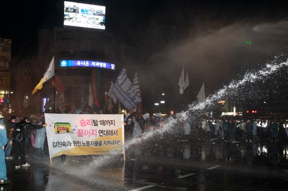 부산에서 한진중공업 정리해고 철회를 위한 제5차 희망버스 행사가 열린 가운데 중구 남포동 광복로에서 경찰이 희망버스 참가자들에게 물대포를 쏘고 있다. 2011.10.9.연합뉴스 