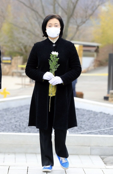 박영선, 노무현 전 대통령 묘역 참배