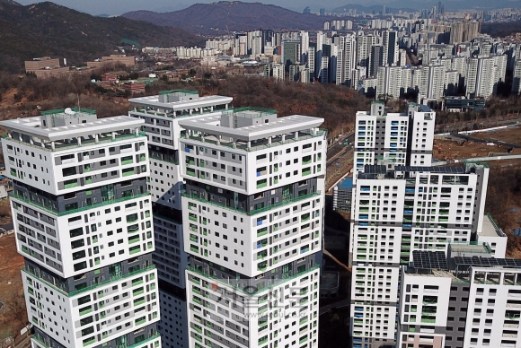 수도권 주간 아파트값 상승률이 9년만에 최고를 기록한 가운데 24일 경기도 과천시 아파트 단지의 모습. 2021.1.24 박지환기자 popocar@seoul.co.kr
