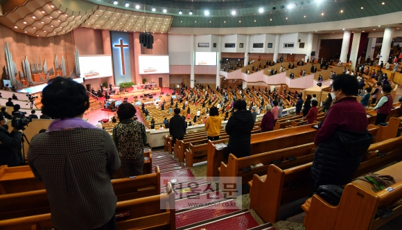 코로나19로 인한 사회적 거리두기 일부 완화된 조정으로 대면 종교활동이 재개된 24일 오전 서울 영등포구 여의도 순복음교회에서 대면 예배가 열리고 있다. 그동안 비대면으로 진행됐던 정규예배?법회?미사 등의 종교활동에 대해 참석 인원을 수도권의 경우 좌석의 10%, 비수도권은 좌석의 20%까지로 제한하면 대면으로 진행할 수 있다. 2021.1.24 박지환기자 popocar@seoul.co.kr