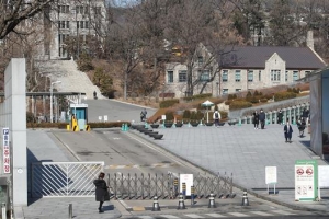 봄부터 등교수업 늘리는데… ‘빽빽한 교실’ 절반인 수도권 ‘비상’