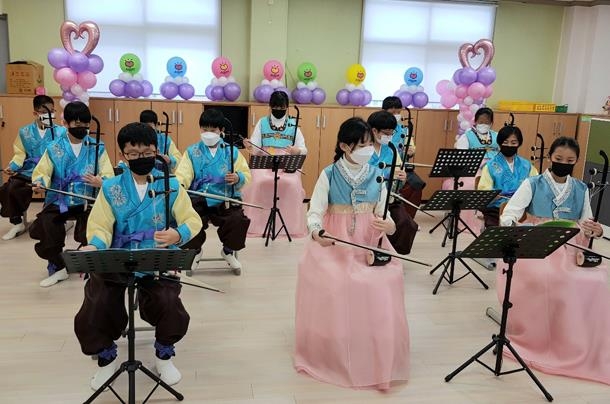 충북 영동 상촌초 졸업생들과 재학생들이 졸업식을 맞아 한복을 입고 해금을 연주하고 있다. 상촌초 제공