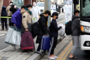 [포토] 비인가 교육시설 집단 감염…치료센터로 이송되는 확진 학생들