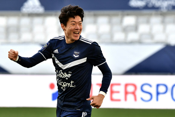 [서울신문] Hwang Eui-jo dedicated to his first multi-goal injured colleague on the European stage