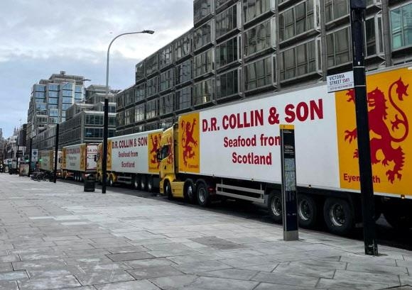 유럽 수출이 막힌 스코틀랜드 수산업자들이 지난 18일(현지시간) 영국 런던 웨스트민스터에서 트럭을 길게 세워 놓고 시위를 벌이고 있다.  런던 로이터 연합뉴스