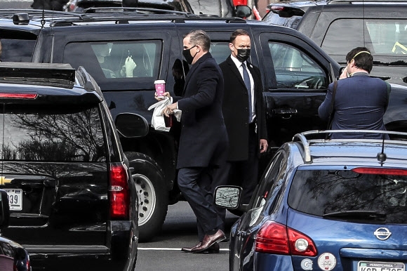 바이든의 차남 헌터가 베이글과 커피를 사서 차에 오르고 있다. 워싱턴DC EPA 연합뉴스