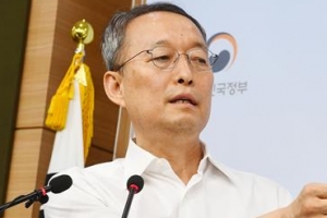 ‘원전 경제성 조작 혐의’ 백운규 검찰 출석