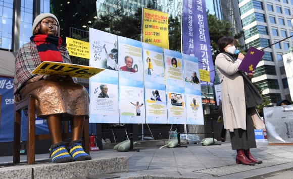 일본군 위안부 피해자이자 여성 평화, 인권운동가인 故 김복동 할머니 타계 2주기를 하루 앞둔 27일 서울 종로구 옛 일본대사관 소녀상 앞에서 열린 제1476차 일본군 성노예제 문제 해결을 위한 정기 수요시위에서 이나영 정의기억연대 이사장이 성명서를 읽고 있다. 2021.1.27 오장환 기자 5zzang@seoul.co.kr