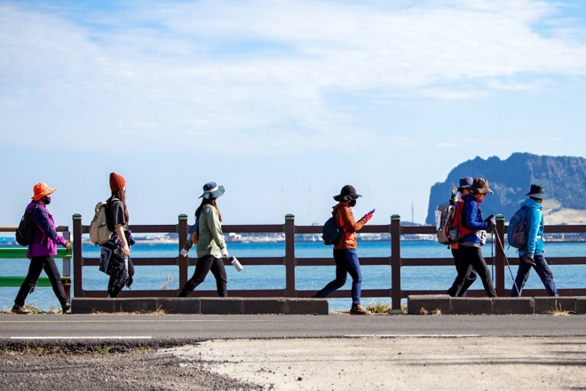 제주를 찾은 청년 올레꾼들이 제주올레 1코스를 걷고 있다.(사단법인 제주올레)