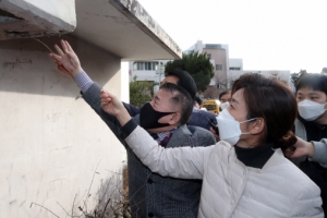 강남 은마 찾은 나경원에 우상호, “강북 반지하 떠올라”