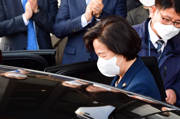 27일 정부과천청사에서 추미애 법무부장관이 이임식을 마치고 차에 오르고 있다. 2021. 1. 27 <br>정연호 기자 tpgod@seoul.co.kr